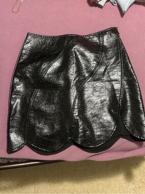 Scalloped Hem Faux Leather Mini Skirt in Black